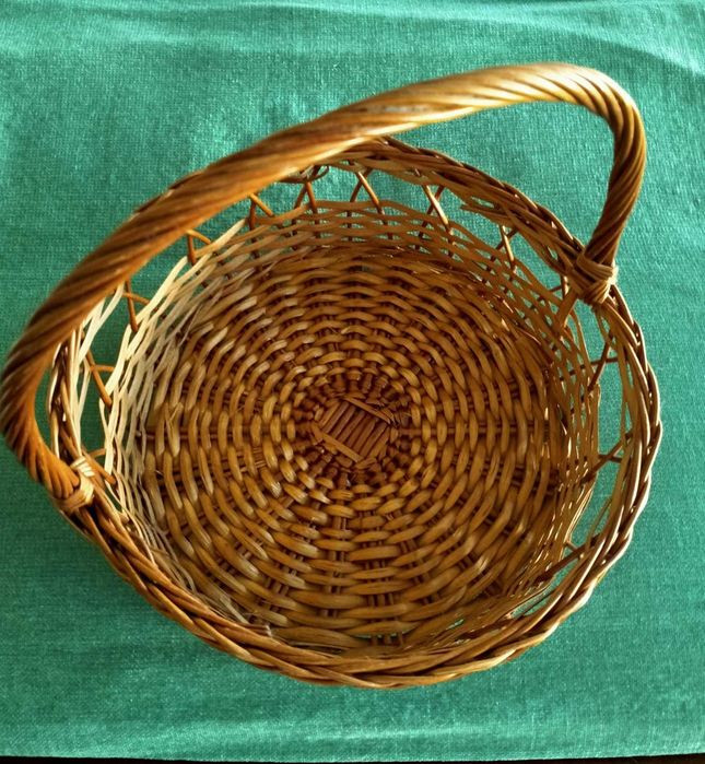 Medium/Large-sized basket with handle64874043943938121