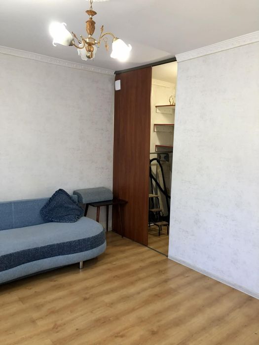 Здається однокімнатна поруч центр міста.