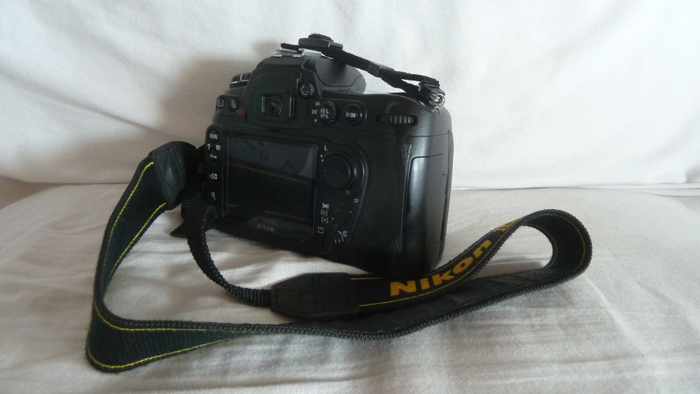 Nikon D300, corpo com alça, bateria e carregador.