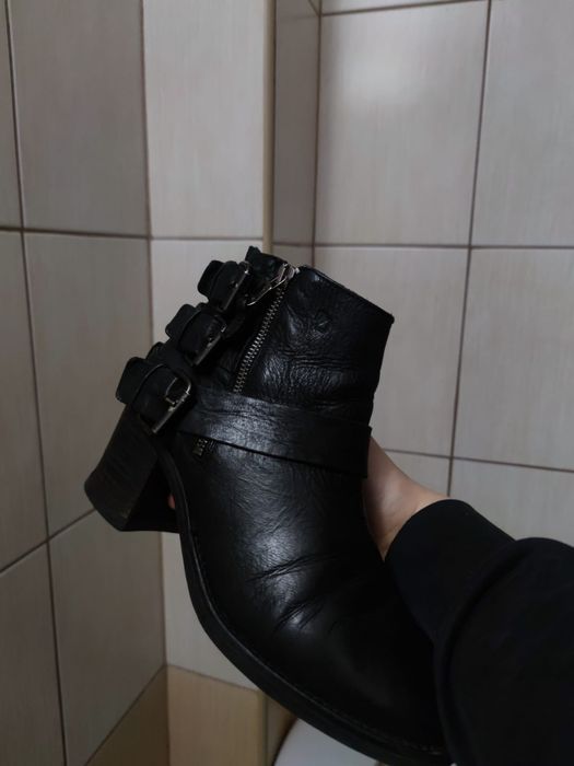 buty damskie 41  średnio wysokie design kozaki skórzane z efektem zawi