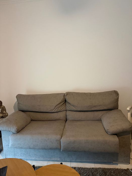 Sofá cinzento gato preto