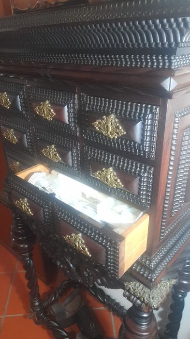 Contador português em pau santo em excelente estado de conservação