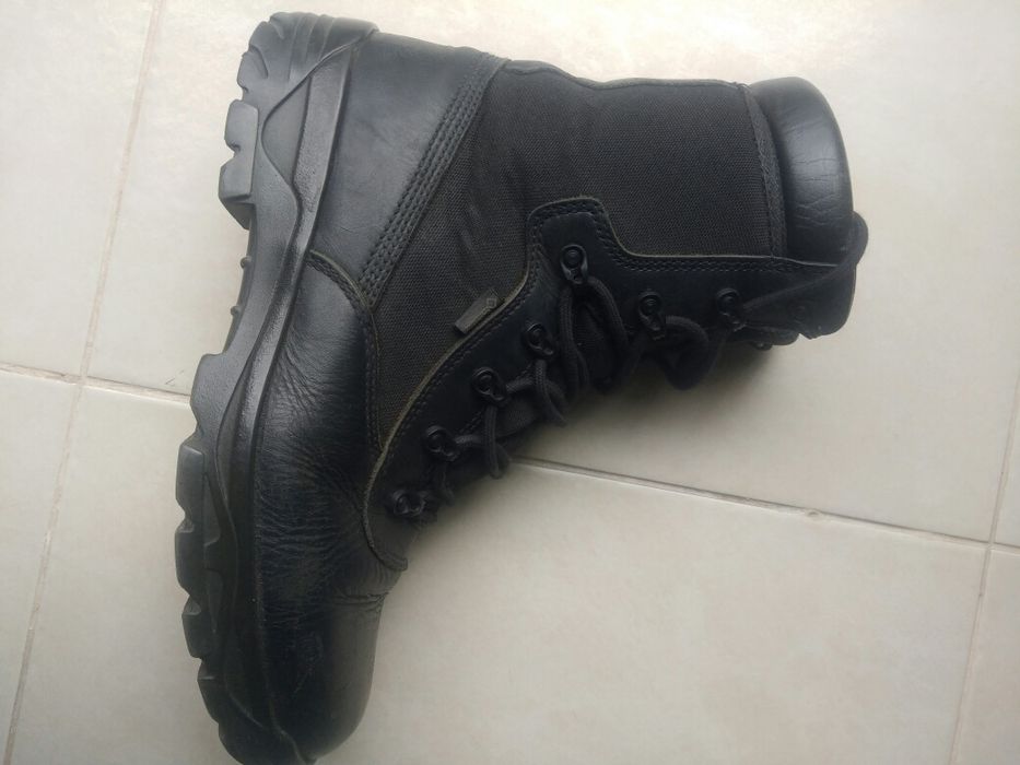 Bota preta de combate em GORETEX