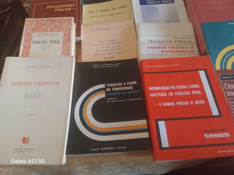 Livros de Direito, como NOVOS, a MUITO BOM PREÇO. Desde