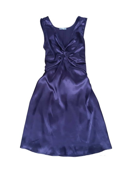 Atłasowa fioletowa sukienka wiązana na kokardę w pasie