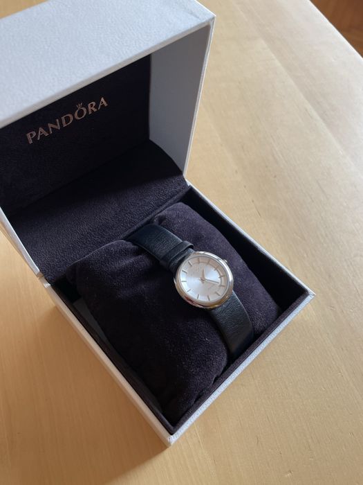Pandora, klasyczny przepiekny zegarek.