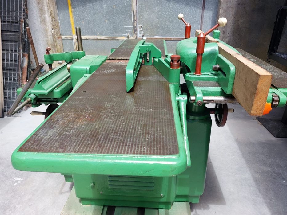 Máquina Universal Pinheiro 350 mm. Reparada como nova.