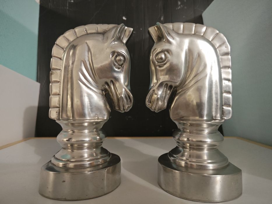 Cavalos em estanho porta livros