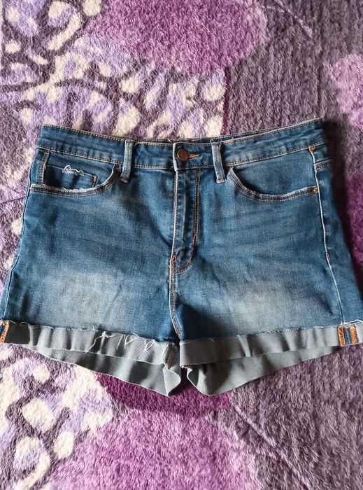 короткие синие шорты