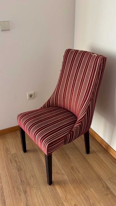 Seis cadeiras sala jantar vermelhas com riscas douradas