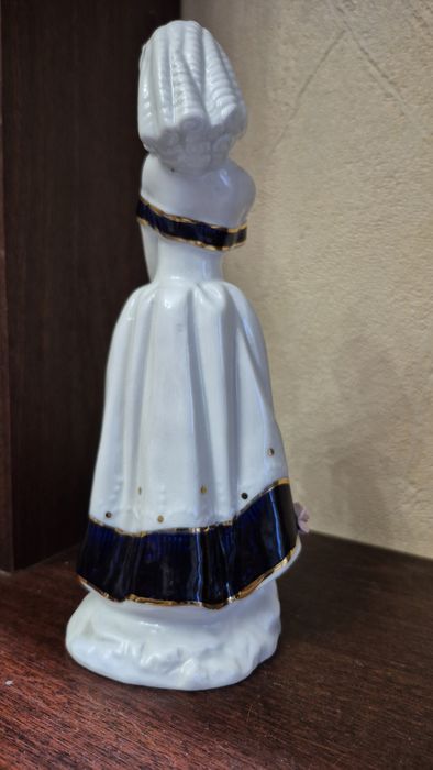 Статуетка,фарфор.