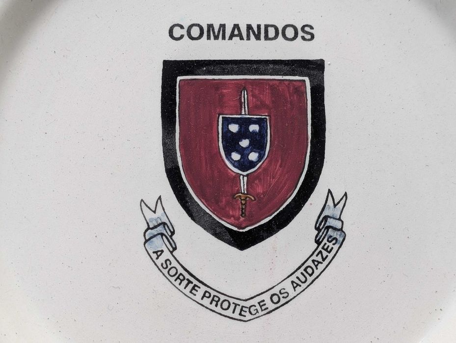 Prato de Cerâmica "Comandos" – Edição de Coleção (Pintado à Mão)