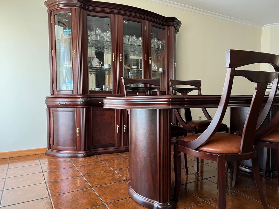 Mobília de Sala Como Nova Mesa + 6
Cadeiras + Móvel  em Madeira
Maciça