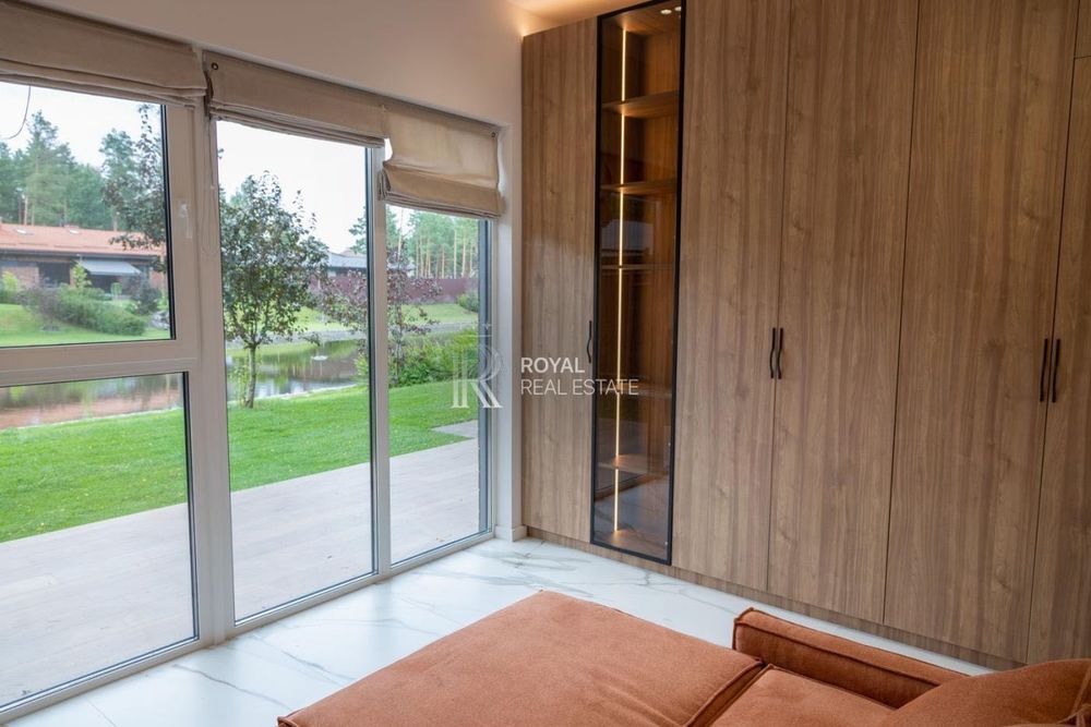 Продаж ділянки з 2 будинками КМ Riviera Village с. Лебедівка Паркінг