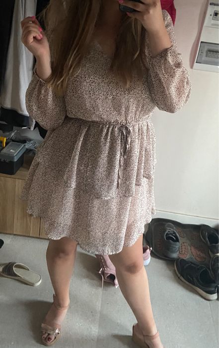 Beżowa sukienka z czarnymi kropkami i złotymi nitkami Reserved 44