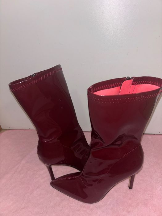 Bota cano curto brilhante bico fino e salto