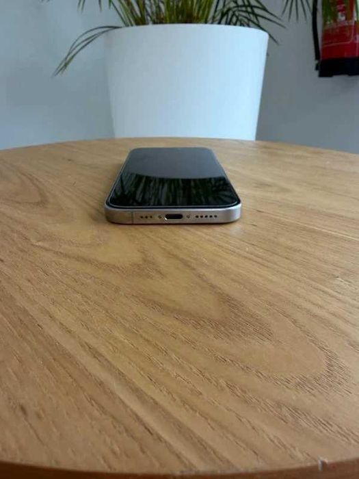 iPhone 15 Pro (Natural)