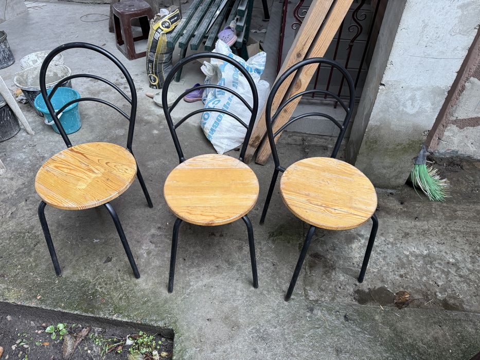 Ствльці металеві з деревяною сідушкую