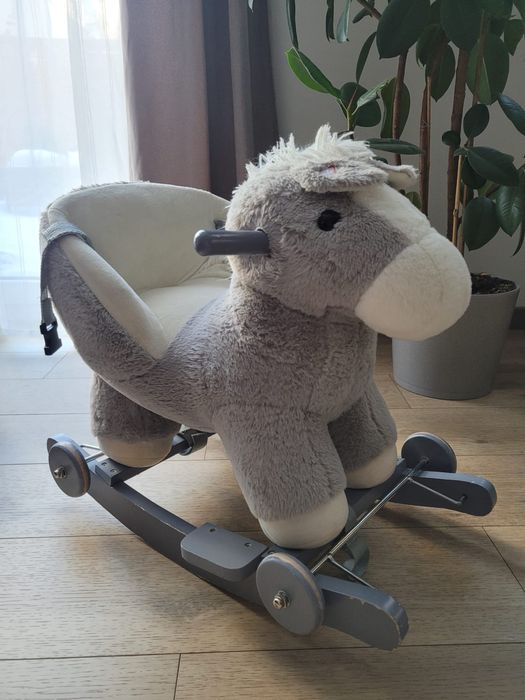 Pluszowy koń na biegunach