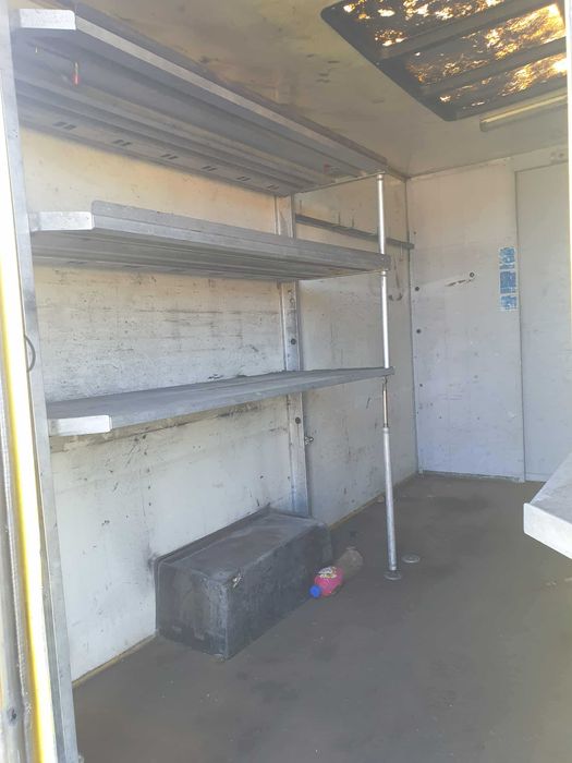 Paka kontener magazyn z półkami trzy drzwi solidna konstrukcja