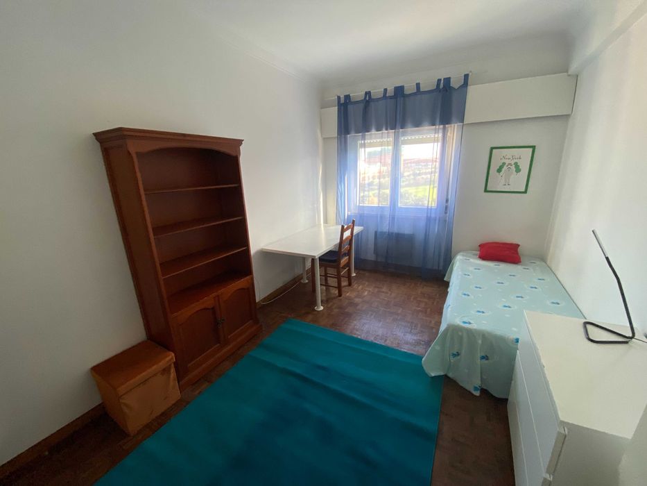 Alugo quarto individual mobilado junto ao Colombo