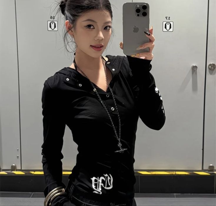 чорна кофта лонгслів архів вінтаж model off duty
