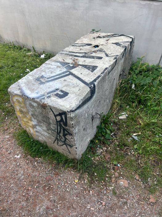 Oddam za darmo dwa betonowe bloki drogowe, zapory betonowe ok. 2 t