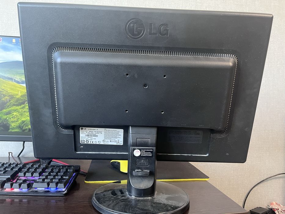 Монітор LG Flatron W2242T-SF у робочому стані