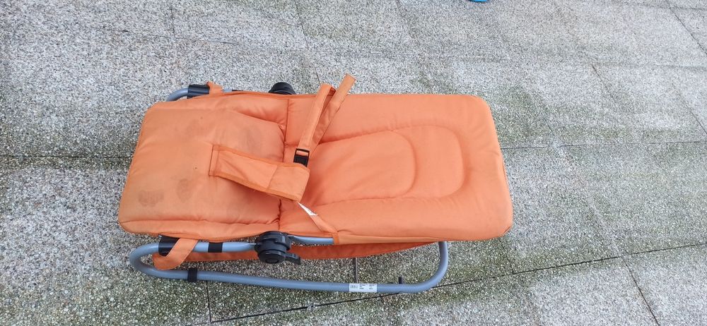 Berço para relaxar, cor de laranja, esta em bom estado