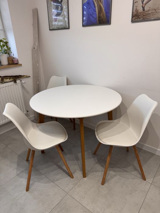 Stol okragly srednica 105 cm z 3 krzeslami bialy drewniane nogi