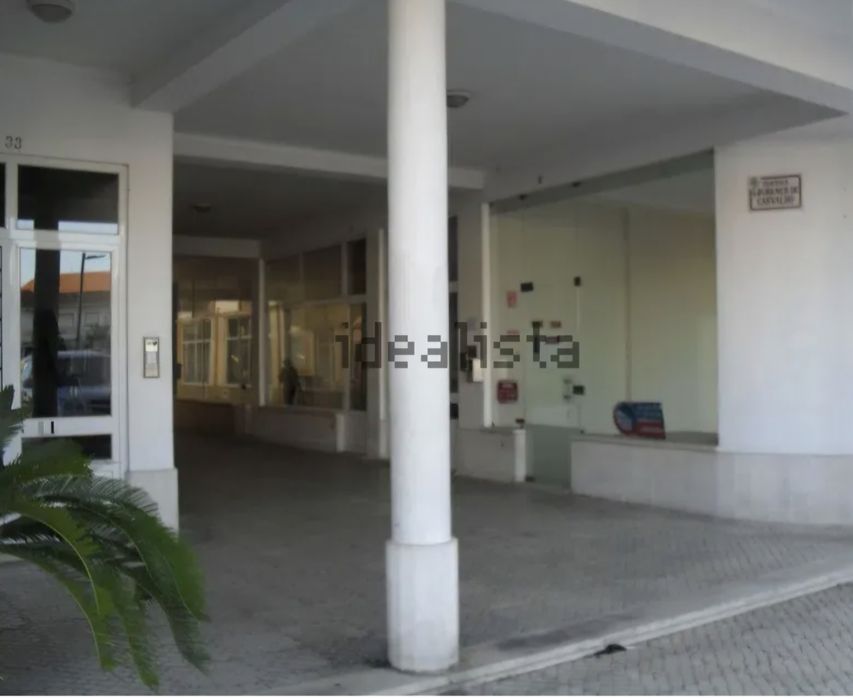 Arrendo espaço de garagem, com portão automático que fica no parque das laranjeiras em Almeirim perto da Camara Monicipal