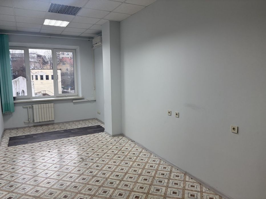 Офіс з трьох кабінетів з безпроблемною парковкою