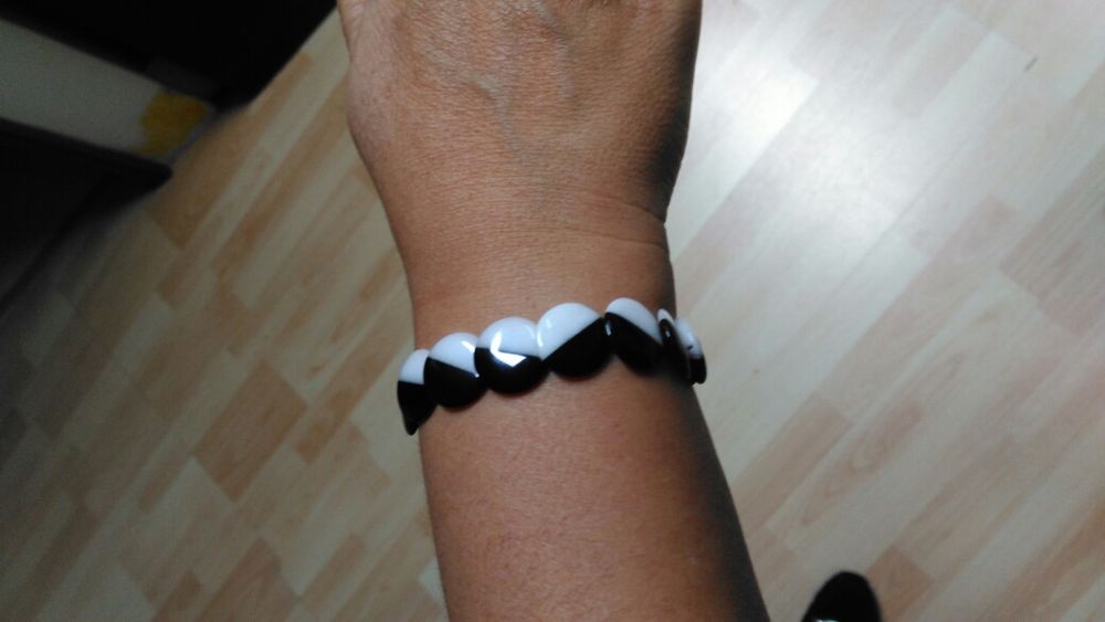 Pulseira preta e branca