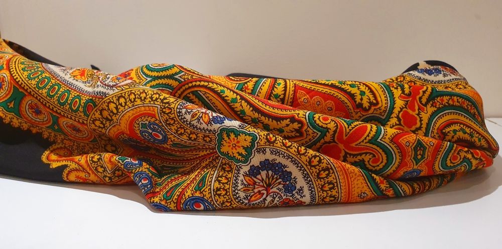 Folklorystyczna chusta w unikatowe wzory