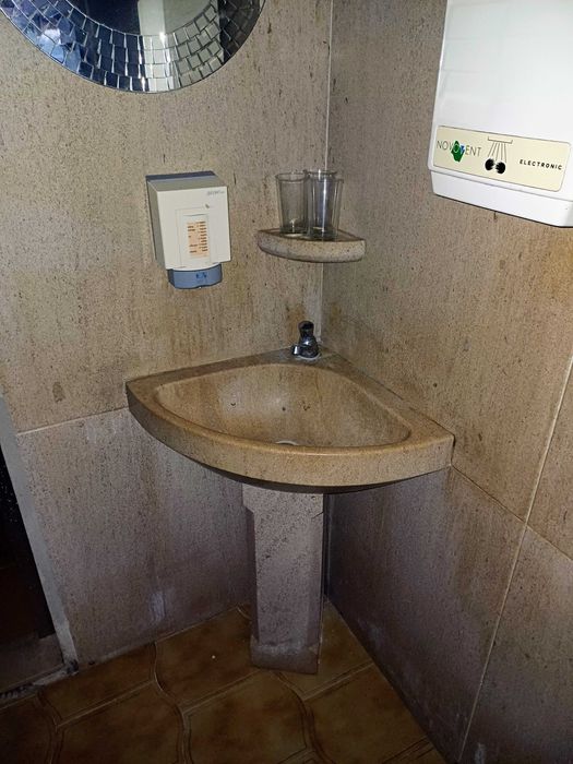 Pia / lavatório de pedra para canto, com torneira