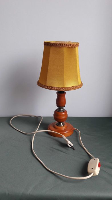 Elegancka lampka na szafkę z lat 80 – tych.