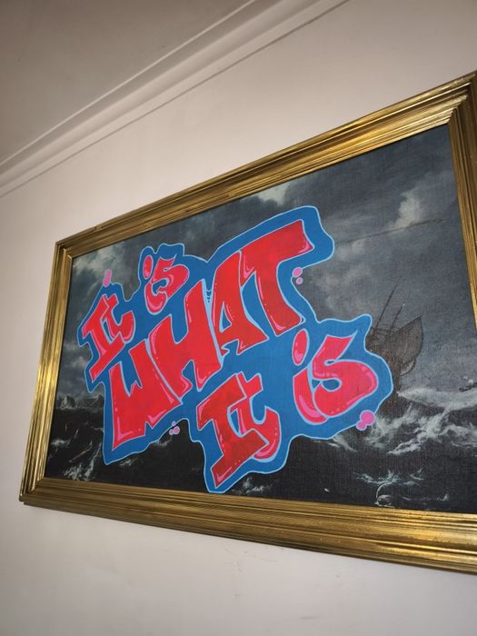 Quadro antigo com uma intervenção moderna