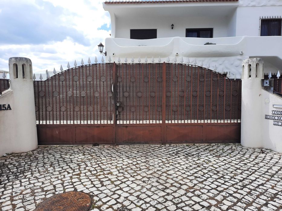 Portão em ferro com porta pequena