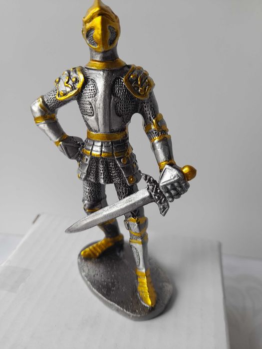 Cynowa figurka rycerza Templariusza