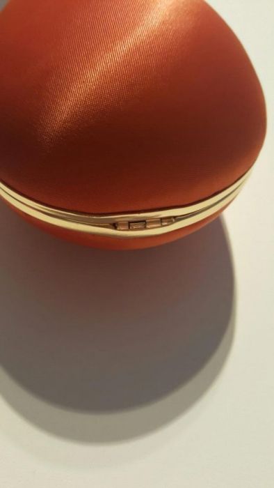 Pochet UTERQUE em forma de ovo nova