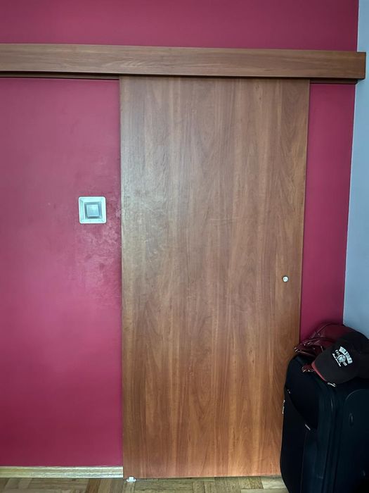 Drzwi przesuwne z prowadnicami