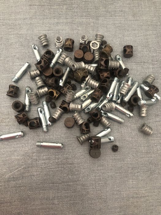 Várias peças parafusos e outros peças novas