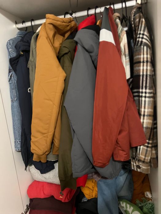 Vende se roupeiro em bom estado