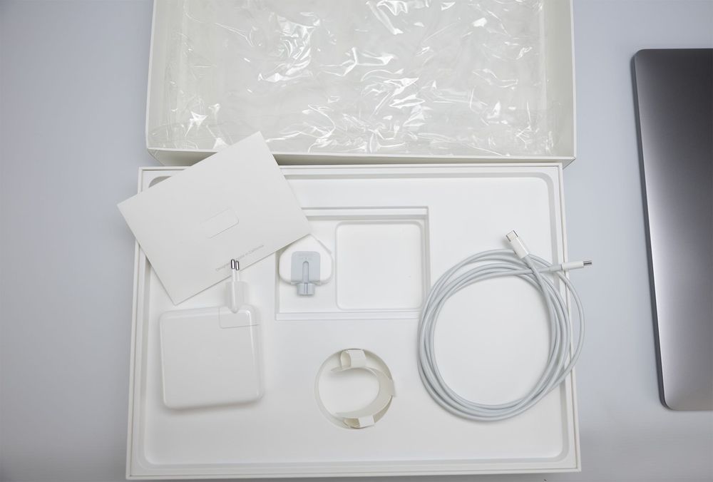 Computador Portátil Apple Macbook Pro 15" i7 3.1 Touch Bar 16GB 1TB