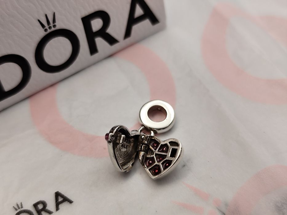 Pendente caixa de bombons da Pandora