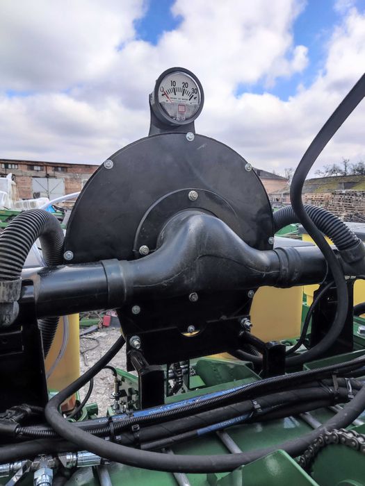 Сівалка пневматмчна точного висіва  JOHN DEERE 7200 Джон Дір