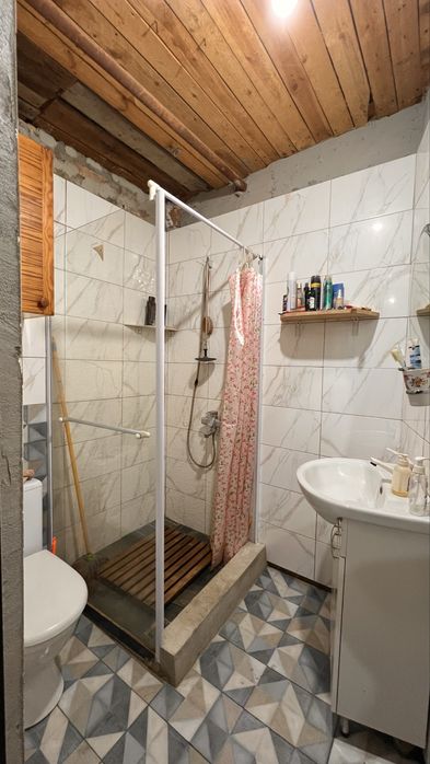 Продається двоповерхова квартира Леваневців,Приватному секторі Ліски