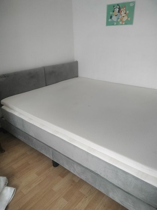 Cama em veludo com colchão e topper