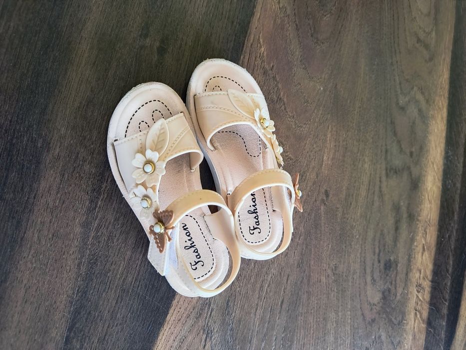 Sandałki beżowe rozmiar 25