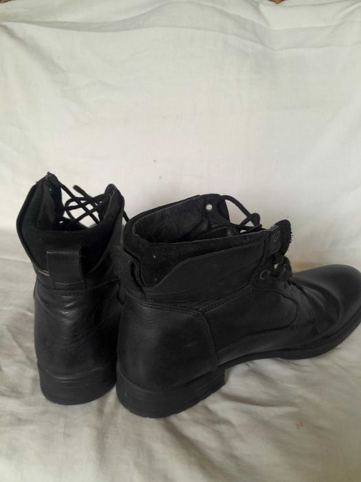 Botas de cabedal em excelente estado de conservação.